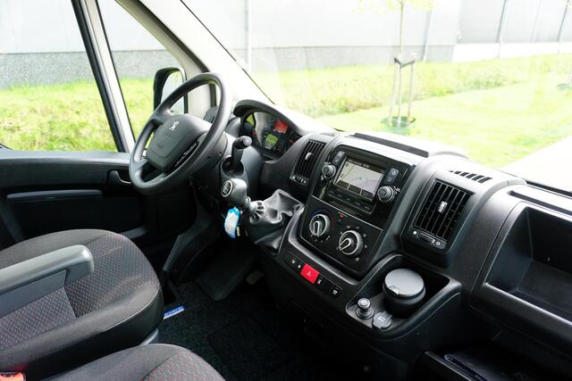 Peugeot BOXER 335 2.2 BlueHDi 165 L2H2 Asphalt 3500 KG |Topstaat |EURO6 |BPM voordeel |1e eigenaar |165 pk |Camera |Cruise |Navi |Betimmering |Trekhaak |Airco