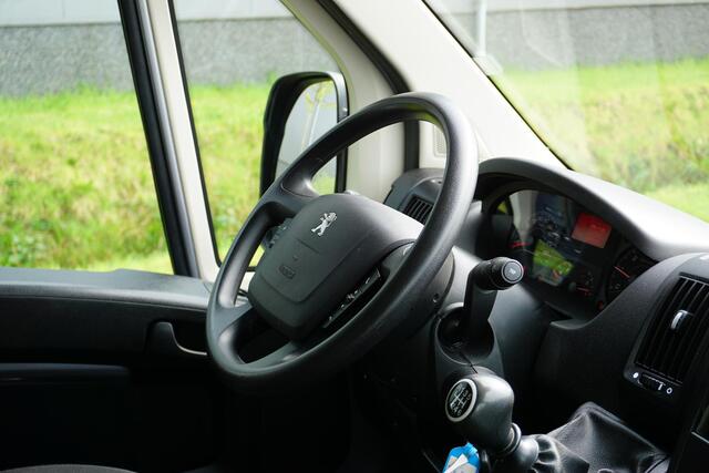 Peugeot BOXER 335 2.2 BlueHDi 165 L2H2 Asphalt 3500 KG |Topstaat |EURO6 |BPM voordeel |1e eigenaar |165 pk |Camera |Cruise |Navi |Betimmering |Trekhaak |Airco