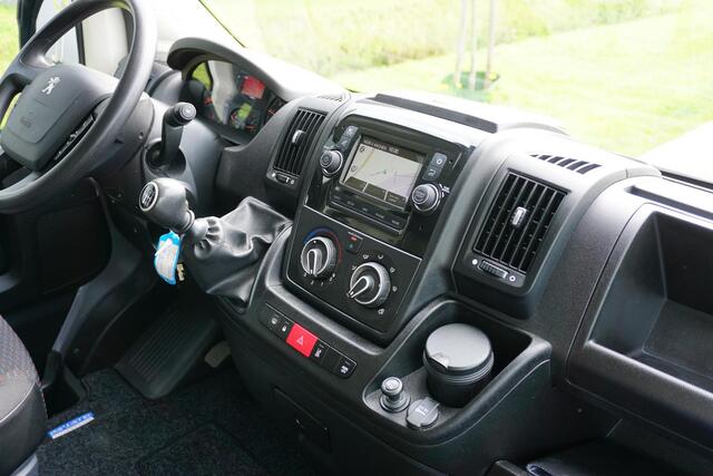 Peugeot BOXER 335 2.2 BlueHDi 165 L2H2 Asphalt 3500 KG |Topstaat |EURO6 |BPM voordeel |1e eigenaar |165 pk |Camera |Cruise |Navi |Betimmering |Trekhaak |Airco