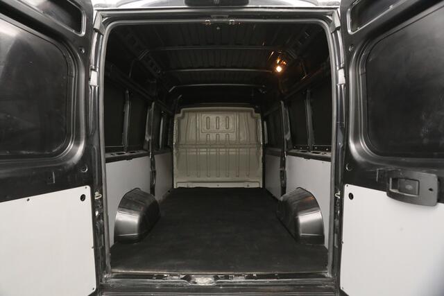 Peugeot BOXER 335 2.0 BlueHDI L2H2 164PK Airco Camera Cruise Navigatie PDC 3 Persoons LED Imperiaal Trekhaak