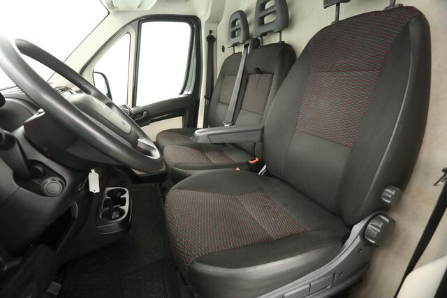 Peugeot BOXER 335 2.0 BlueHDI L2H2 164PK Airco Camera Cruise Navigatie PDC 3 Persoons LED Imperiaal Trekhaak