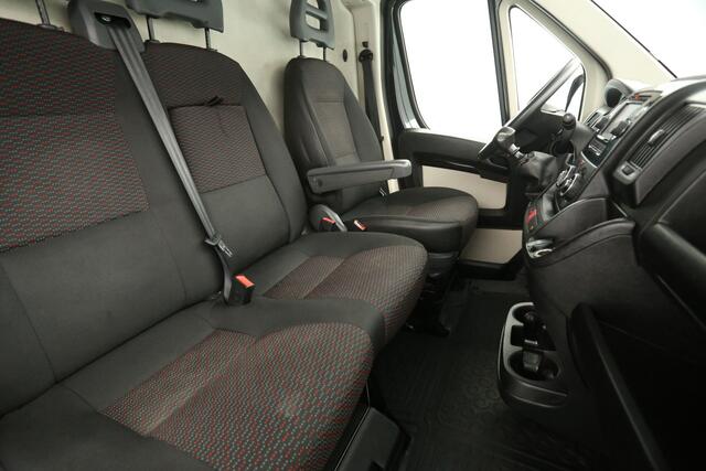 Peugeot BOXER 335 2.0 BlueHDI L2H2 164PK Airco Camera Cruise Navigatie PDC 3 Persoons LED Imperiaal Trekhaak