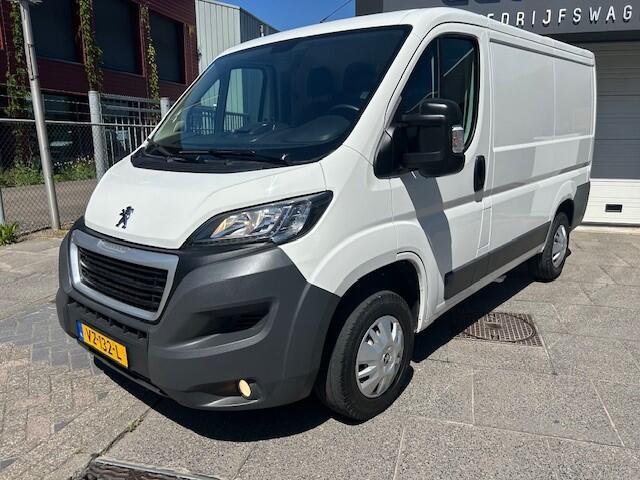 Peugeot BOXER 330 2.0 BlueHDI L1H1 Premium Pack AIRCO I NAVI I CAMERA I 3-ZITS I EURO-6 I TREKHAAK I EXTRA SLOTEN LAADRUIMTE