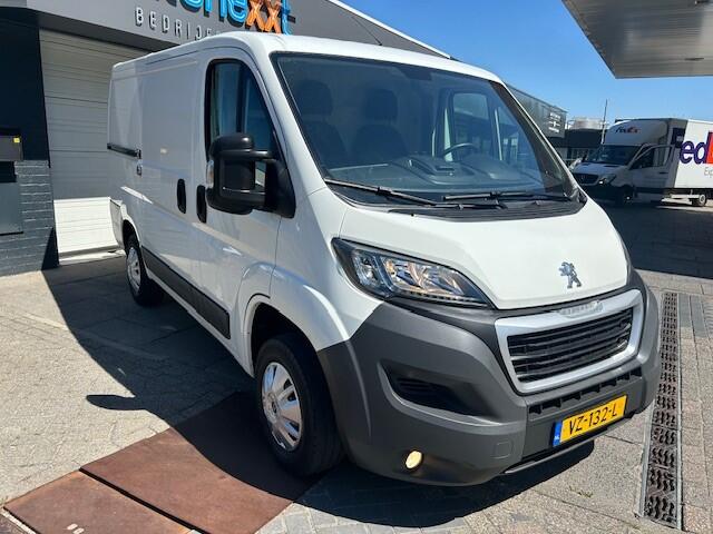 Peugeot BOXER 330 2.0 BlueHDI L1H1 Premium Pack AIRCO I NAVI I CAMERA I 3-ZITS I EURO-6 I TREKHAAK I EXTRA SLOTEN LAADRUIMTE