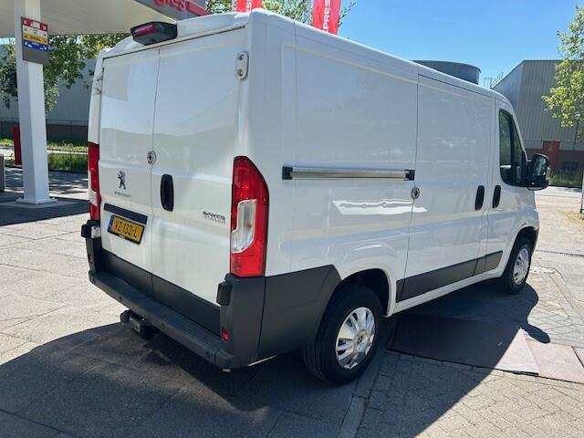 Peugeot BOXER 330 2.0 BlueHDI L1H1 Premium Pack AIRCO I NAVI I CAMERA I 3-ZITS I EURO-6 I TREKHAAK I EXTRA SLOTEN LAADRUIMTE