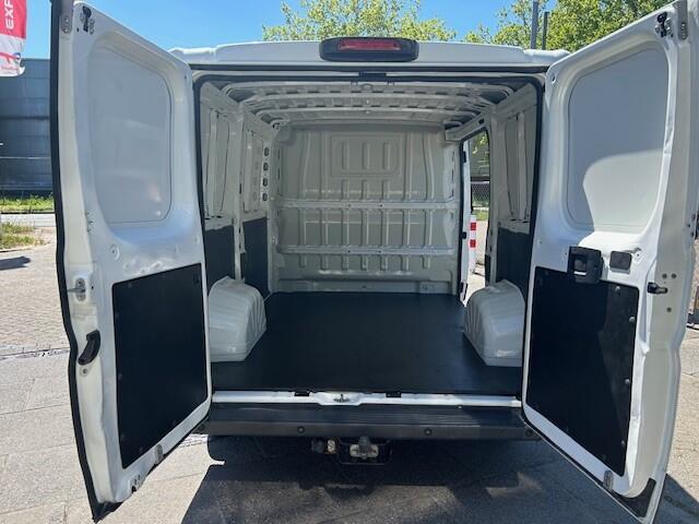 Peugeot BOXER 330 2.0 BlueHDI L1H1 Premium Pack AIRCO I NAVI I CAMERA I 3-ZITS I EURO-6 I TREKHAAK I EXTRA SLOTEN LAADRUIMTE