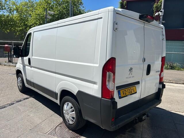 Peugeot BOXER 330 2.0 BlueHDI L1H1 Premium Pack AIRCO I NAVI I CAMERA I 3-ZITS I EURO-6 I TREKHAAK I EXTRA SLOTEN LAADRUIMTE