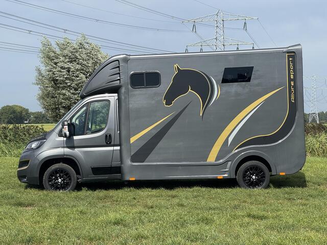 Peugeot BOXER Allure Sport Paardenwagen 2.2 HDI 165pk | FINANCIAL LEASE PRIJS INCL. AANBETALING & SLOTTERMIJN (ZIE TEKST) | 1640kg laadvermogen | 3-zitplaatsen | Trekhaak | Lederen bekleding | Navigatie | Climate | Videobewaking | Achteruitrijcamera