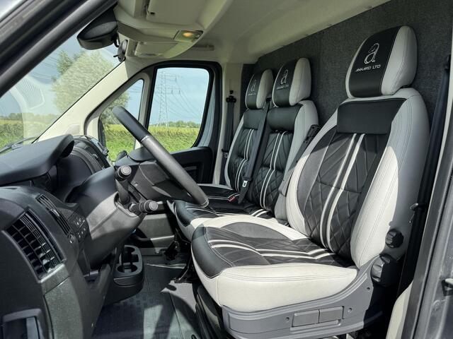 Peugeot BOXER Allure Sport Paardenwagen 2.2 HDI 165pk | FINANCIAL LEASE PRIJS INCL. AANBETALING & SLOTTERMIJN (ZIE TEKST) | 1640kg laadvermogen | 3-zitplaatsen | Trekhaak | Lederen bekleding | Navigatie | Climate | Videobewaking | Achteruitrijcamera