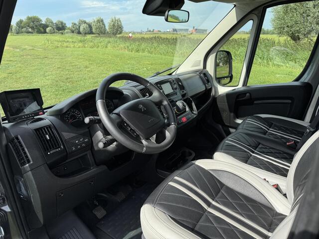 Peugeot BOXER Allure Sport Paardenwagen 2.2 HDI 165pk | FINANCIAL LEASE PRIJS INCL. AANBETALING & SLOTTERMIJN (ZIE TEKST) | 1640kg laadvermogen | 3-zitplaatsen | Trekhaak | Lederen bekleding | Navigatie | Climate | Videobewaking | Achteruitrijcamera