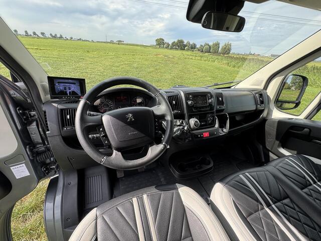 Peugeot BOXER Allure Sport Paardenwagen 2.2 HDI 165pk | FINANCIAL LEASE PRIJS INCL. AANBETALING & SLOTTERMIJN (ZIE TEKST) | 1640kg laadvermogen | 3-zitplaatsen | Trekhaak | Lederen bekleding | Navigatie | Climate | Videobewaking | Achteruitrijcamera