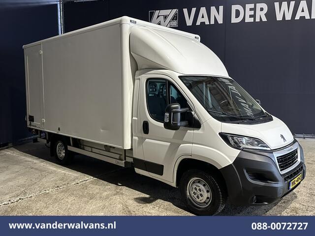 Peugeot BOXER 2.2 BlueHDi 141pk Bakwagen Laadklep Zijdeur Euro6 Airco | Camera | Cruisecontrol | 937kg laadvermogen Bijrijdersbank