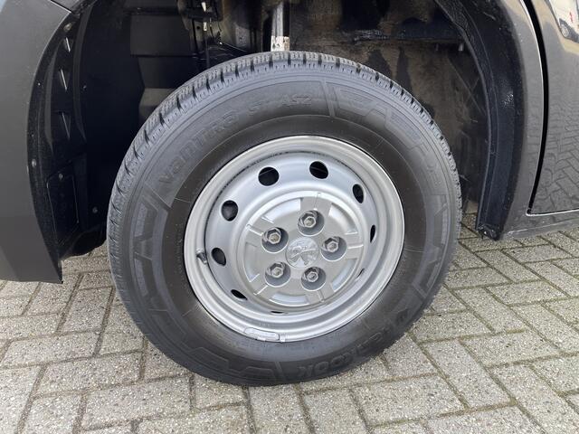 Peugeot BOXER 335 2.2 BlueHDi 165pk L2H2 Premium / vaste prijs rijklaar ¤ 16.950 ex btw / lease vanaf ¤ 285 / airco / cruise / navigatie / euro 6 / bpm vrij / trekhaak 2500 kg !