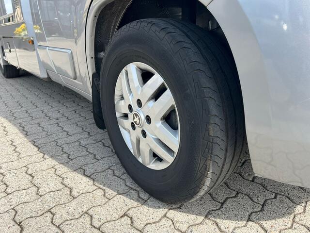 Peugeot BOXER 435 2.2 BlueHDi tijhof oprijwagen luchtvering, cruise, clima, trekhaak