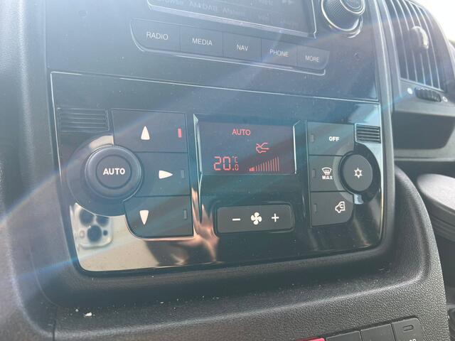 Peugeot BOXER 435 2.2 BlueHDi tijhof oprijwagen luchtvering, cruise, clima, trekhaak