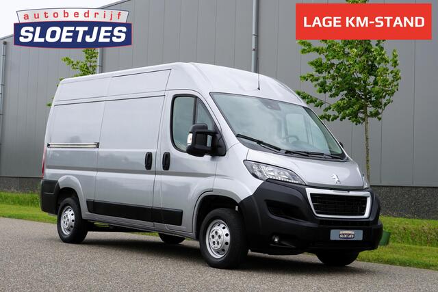 Peugeot BOXER 335 2.2 BlueHDi 140 L2H2 Premium in Topstaat |1e eigenaar |Camera |Cruise |Navi |140 pk |3500 KG |BPM vrij |Mooie camperbasis |Metallic lak |Parkeersensoren |EURO6D