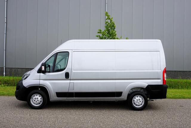 Peugeot BOXER 335 2.2 BlueHDi 140 L2H2 Premium in Topstaat |1e eigenaar |Camera |Cruise |Navi |140 pk |3500 KG |BPM vrij |Mooie camperbasis |Metallic lak |Parkeersensoren |EURO6D