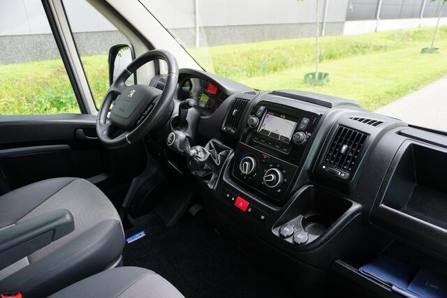 Peugeot BOXER 335 2.2 BlueHDi 140 L2H2 Premium in Topstaat |1e eigenaar |Camera |Cruise |Navi |140 pk |3500 KG |BPM vrij |Mooie camperbasis |Metallic lak |Parkeersensoren |EURO6D