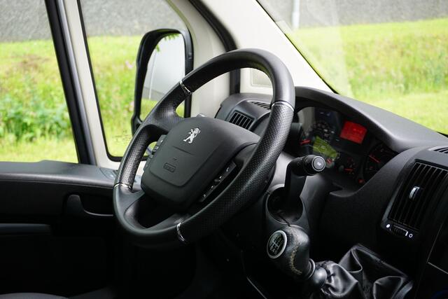 Peugeot BOXER 335 2.2 BlueHDi 140 L2H2 Premium in Topstaat |1e eigenaar |Camera |Cruise |Navi |140 pk |3500 KG |BPM vrij |Mooie camperbasis |Metallic lak |Parkeersensoren |EURO6D