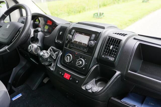 Peugeot BOXER 335 2.2 BlueHDi 140 L2H2 Premium in Topstaat |1e eigenaar |Camera |Cruise |Navi |140 pk |3500 KG |BPM vrij |Mooie camperbasis |Metallic lak |Parkeersensoren |EURO6D