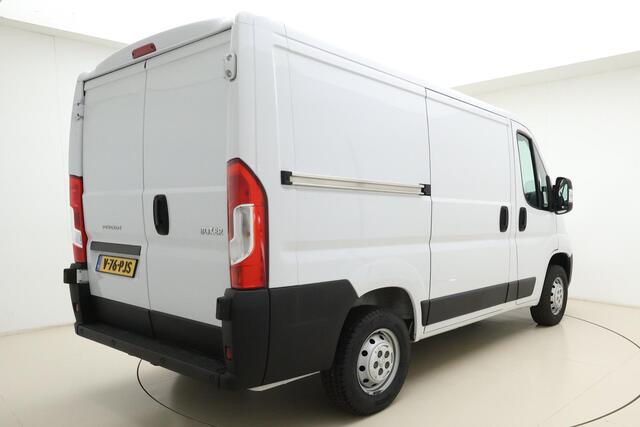 Peugeot BOXER 2.2 BlueHDi 120 L1H1 3.3t | Airco | In hoogte verstelbare zittingen | Parkeersensoren | Armsteunen | Centrale deurvergrendeling | Hill hold | Stuurbediening