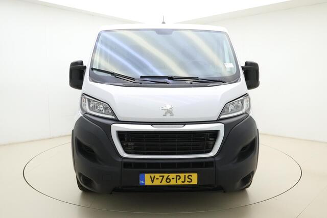 Peugeot BOXER 2.2 BlueHDi 120 L1H1 3.3t | Airco | In hoogte verstelbare zittingen | Parkeersensoren | Armsteunen | Centrale deurvergrendeling | Hill hold | Stuurbediening