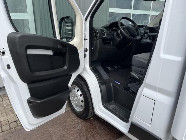 Peugeot BOXER 435 2.2 BlueHDi Bakwagen 750kg laadklep zijdeur Airco Telefoonverbinding Bluetooth bakwagen verhuiswagen Meubelbak euro 6