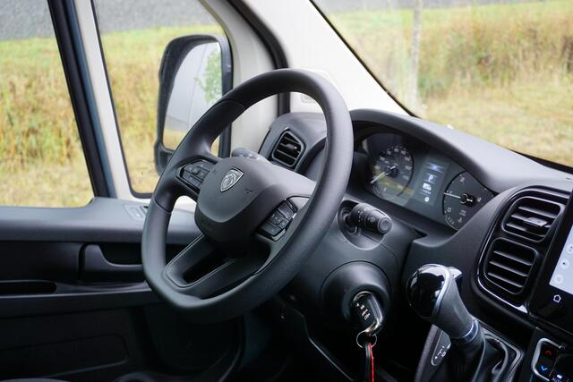 Peugeot BOXER 2.2 BlueHDi 180 L3H2 3.5t in Nieuwstaat |Automaat |Camera |Cruise |Navi |Groot scherm |2e airbag |BPM voordeel! |Climate control |Parkeersensoren |180 pk