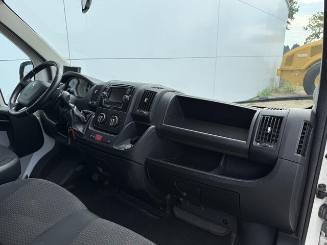 Peugeot BOXER 2.0 130PK Bakwagen Laadklep Navigatie Camera Airco Zijdeur Meubelbak Koffer