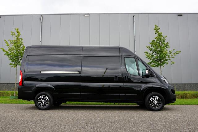 Peugeot BOXER 335 2.2 BlueHDi 140 L3H2 Asphalt in nieuwstaat |6.329 km |BPM vrij |2 stoelen en 2 airbags |Trekhaak |Camera |Cruise |Navi |Airco |Parkeersensoren |EURO6 |1e eigenaar |3500 KG