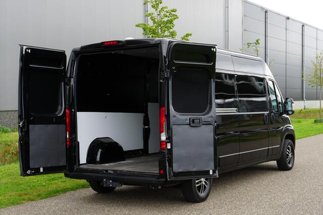 Peugeot BOXER 335 2.2 BlueHDi 140 L3H2 Asphalt in nieuwstaat |6.329 km |BPM vrij |2 stoelen en 2 airbags |Trekhaak |Camera |Cruise |Navi |Airco |Parkeersensoren |EURO6 |1e eigenaar |3500 KG