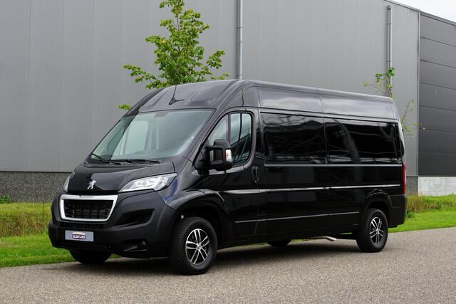 Peugeot BOXER 335 2.2 BlueHDi 140 L3H2 Asphalt in nieuwstaat |6.329 km |BPM vrij |2 stoelen en 2 airbags |Trekhaak |Camera |Cruise |Navi |Airco |Parkeersensoren |EURO6 |1e eigenaar |3500 KG