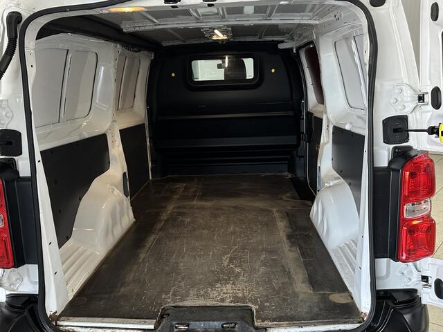 Peugeot EXPERT 2.0 BlueHDI 120 Long Premium/ Zij-Schuifdeur rechts/ 3-Zitplaatsen voor/ Trekhaak/ Half-Leder/ Apple + Android/ DAB+/ Dode-Hoek DET./ Navi/ Airco/ Cruise/ Elek. pakket/ Isofix/ Bluetooth/ Multi. Stuur/ PDC V+A.
