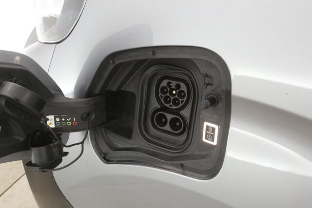 Peugeot EXPERT Elektrisch Standard Pro 75 kWh L2H1 | Snelladen | SOH 90% | Airco | Cruise | Camera | 3 Zits | 2xSchuifdeur | Carplay