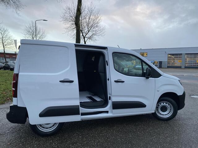 Peugeot PARTNER L1 1.5D 100 PK | GEEN BPM | 3-zits | Houten afwerking laadruimte | NAVI | Multimedia | Apple Carplay | Android Auto | DAB+ | Achteruitrijcamera | Dode hoek detectie | Parkeersensoren voor- en achter | Licht- en regensensor | Bestuurdersstoel comfort | Tre