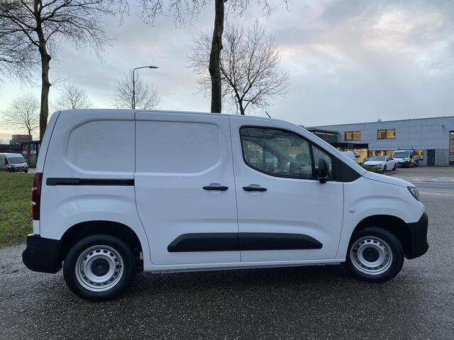 Peugeot PARTNER L1 1.5D 100 PK | GEEN BPM | 3-zits | Houten afwerking laadruimte | NAVI | Multimedia | Apple Carplay | Android Auto | DAB+ | Achteruitrijcamera | Dode hoek detectie | Parkeersensoren voor- en achter | Licht- en regensensor | Bestuurdersstoel comfort | Tre