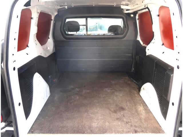 Peugeot PARTNER 1.6 Blue HDi Diesel 75 Pk Lengte 1. Airco * * Zijschuifdeur Rechts * Laadruimte Betimmert * Scheidingswand met Ruit * Kilometer Autopas Aanwezig * Vingerhoets; Vierde Generatie Eersteklas Service !