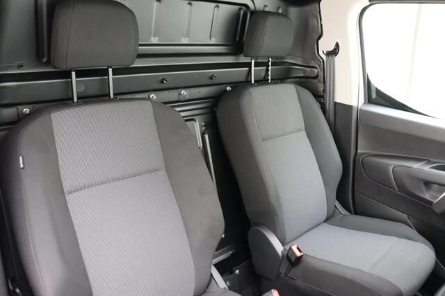 Peugeot PARTNER 1.5 BlueHDi EAT8 S&S L1 130 PK | Automaat | UIT VOORRAAD LEVERBAAR | Airco | Cruise Control | Laadvloer| Apple Carplay | 2-zits | Camera | Stuurwielbediening