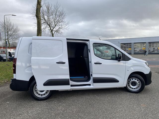 Peugeot PARTNER e-Partner L2 50 kWh 136pk | ACTIE! | 8 jaar garantie | NAVI | Multimedia | Apple Carplay | Android Auto | Achteruitrijcamera | Parkeersensoren voor en achter | Dode hoek detectie | Surround view | Licht- en regensensor | Mistlampen | Stuurwielbediening |