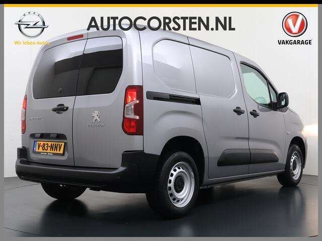 Peugeot PARTNER T 111PK BENZINE 3-Peroons Apple Carplay Android Auto Navi Airco Cruise Control Pdc DAB Regen-Lichtsensor Premium Euro 6 Betonplex Vloer Schuifdeur Achterdeuren Geen Gezeur met Millieuzones! Zeer compleet! Marge auto, dus er komt GEEN BTW bij !