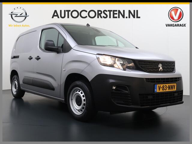 Peugeot PARTNER T 111PK BENZINE 3-Peroons Apple Carplay Android Auto Navi Airco Cruise Control Pdc DAB Regen-Lichtsensor Premium Euro 6 Betonplex Vloer Schuifdeur Achterdeuren Geen Gezeur met Millieuzones! Zeer compleet! Marge auto, dus er komt GEEN BTW bij !