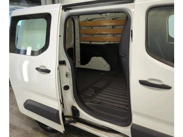 Peugeot PARTNER 1.2 Benzine 111PK Euro6 Premium / Airco / Navigatie / Cruise-ctr. / Schuifdeur + Raam / Radio multimedia