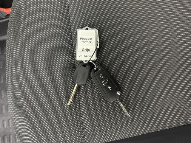 Peugeot PARTNER 1.5BlueHDI 130PK Automaat Premium | 3-Zits | Navigatie | Camera | Multimedia | Trekhaak | Airco | Cruise