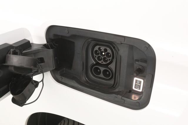 Peugeot PARTNER e-Partner 50 kWh L2 | Snelladen | SOH 98% | Airco | Cruise | Carplay | Navi | Trekhaak | Parkeersens.