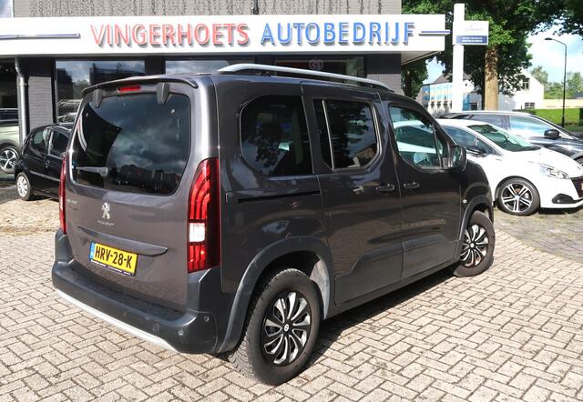 Peugeot Rifter 130 Pk Benzine * AUTOMAAT * Hele Luxe Allure * * Panoramadak * Spotify en Navigatie via Android Auto / Apple Car Play * Achteruitrij Parkeer Camera * Voor en Achter Sensoren * Climate & Cruise Control * Vingerhoets; Vierde Generatie Eersteklas Service !