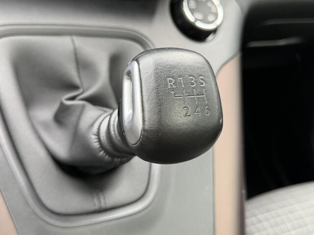 Peugeot Rifter 110 Pk Benzine * GT-Line * Super Netjes * Navigatie * Panoramadak * Trekhaak * Stoelverwarming * Keyless Entry & Start * Climate & Cruise Control * L.M. Velgen * Vingerhoets; Vierde Generatie Eersteklas Service. Al meer dan 100 jaar een begrip in de Bra