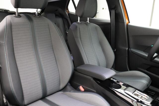 Peugeot e-2008 EV Allure Pack 50 kWh | Navigatie | Stoelverwarming | Camera | Keyless | Lichtmetalen velgen | Getint glas