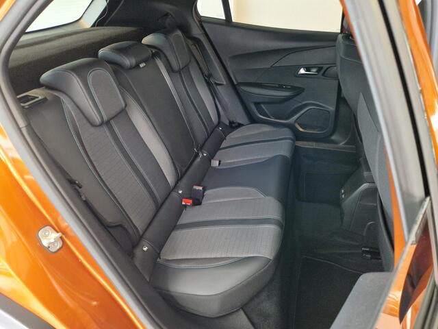 Peugeot e-2008 EV Allure Pack 50 kWh 3-Fase 11 kWh | Stoelverwarming | Advanced Grip Control | Apple Carplay/Android Auto | Achteruitrijcamera | Cruise Control |
