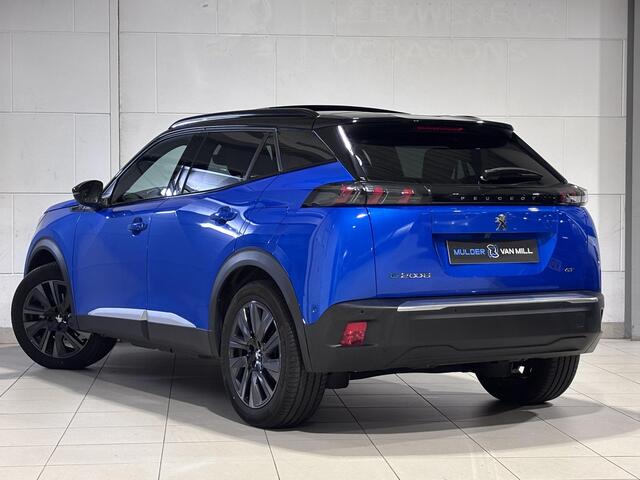 Peugeot e-2008 SUV GT Pack EV 3-FASEN 50kWh 136pk AUTOMAAT SCHUIF/KANTELDAK | ALCANTARA/LEDER | ADAPTIVE CRUISE | SMART KEYLESS ENTRY | STOELVERW. | 18" LM-VELGEN 'EVISSA' | NAVI | CAMERA