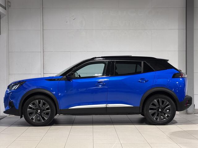 Peugeot e-2008 SUV GT Pack EV 3-FASEN 50kWh 136pk AUTOMAAT SCHUIF/KANTELDAK | ALCANTARA/LEDER | ADAPTIVE CRUISE | SMART KEYLESS ENTRY | STOELVERW. | 18" LM-VELGEN 'EVISSA' | NAVI | CAMERA